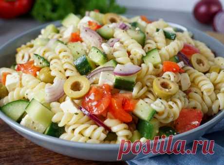 Griechischer Nudelsalat mit Oliven, Feta und Tomaten Nudelsalat goes Griechenland. Mein griechischer Nudelsalat ist einfach mega lecker! Hol dir hier das Rezept.