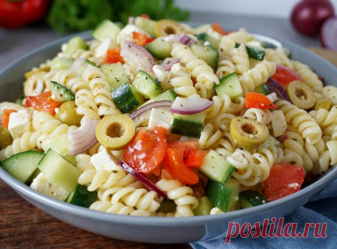 Griechischer Nudelsalat mit Oliven, Feta und Tomaten Nudelsalat goes Griechenland. Mein griechischer Nudelsalat ist einfach mega lecker! Hol dir hier das Rezept.