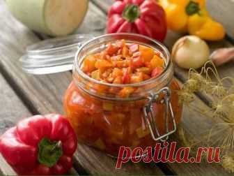 Вкусный салат из кабачков с овощами станет зимой прекрасным дополнением к картофельным или мясным блюдам. Можно и просто на кусочек хлеба намазать: ароматно, сытно и аппетитно.