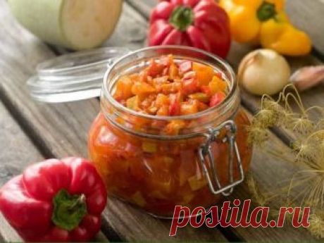 Вкусный салат из кабачков с овощами станет зимой прекрасным дополнением к картофельным или мясным блюдам. Можно и просто на кусочек хлеба намазать: ароматно, сытно и аппетитно.