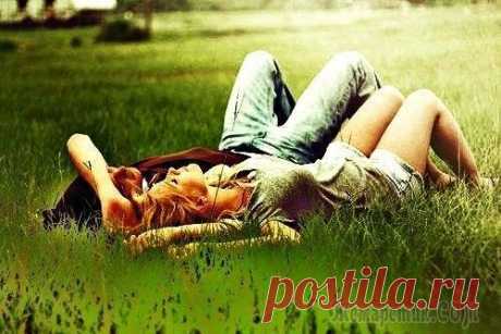 Я люблю твоё молчанье . Я люблю твоё молчанье И подлунный вздох души. Я люблю отдать печали, В выси плавая-кружа… Разольётся свет по сердцу, Разобьется боль-кувшин… И подумается — Тесно! И захочется дышать!Я люблю,вздымая ...