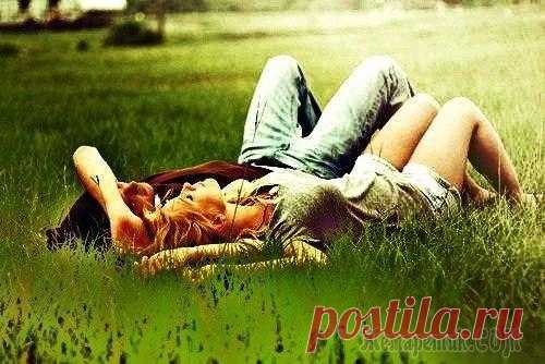 Я люблю твоё молчанье . Я люблю твоё молчанье И подлунный вздох души. Я люблю отдать печали, В выси плавая-кружа… Разольётся свет по сердцу, Разобьется боль-кувшин… И подумается — Тесно! И захочется дышать!Я люблю,вздымая ...