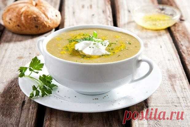 Испанский суп с курицей 

Ингредиенты:
●2 перца, нарезанных кусочками 
●1 ломтик хлеба 
●1 столовая ложка оливкового масла 
●50 г поджаренного миндаля 
●50 г поджаренных лесных орехов 
●1 кусочек перца чили 
●2 столовые ложки пюре из чеснока 
●150 г помидоров 
●20 мл уксуса 
●соль и перец 
●1 л куриного бульона 
●2 вареные куриные грудки, нарезанные полосками 

Приготовление: 
1. Обжарьте хлеб на сковороде с маслом и снимите на бумажное полотенце. 
2. Разогрейте духовку до...