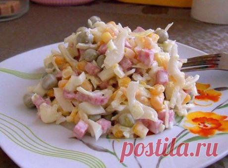 Быстрый и вкусный салатик! 

Ингредиенты: 
кукуруза - 1 банка, 
горошек - 1 банка, 
колбаса варено-копченая - 200-300 г, 
яйца вареные - 4 шт., 
капуста белокочанная - 300 г, 
майонез (сметана), соль - по вкусу. 
Капусту нашинковать, присыпать щепоткой соли, хорошенько обмять. Добавить горошек, кукурузу, нарезанные кубиками яйца и колбасу. Заправить майонезом. 

Приятного аппетита!