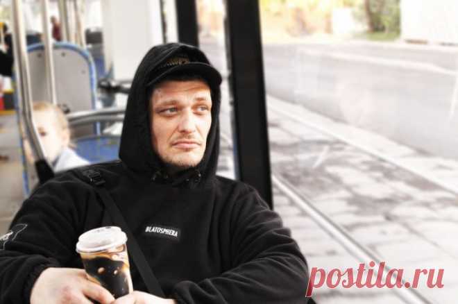 Умер работавший с Оксимироном андеграунд-рэпер Джино. Музыканта госпитализировали несколько дней назад с признаками простуды.