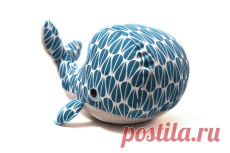 peluche_baleine_whale_plush_doudou_tissu_handmade_jouet_enfant_cadeau_poisson_marin_bleu_graphique_goutte_grise_personnalise_customize_julie_and_coo_couture_patron_sewing_pattern_1.jpg (1920×1280)