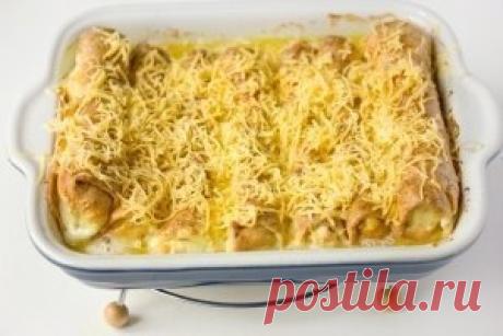 Яичные рулетики с мясной начинкой - отличный завтрак! 

Ингредиенты: 

Яйца куриные 7 шт. 
Свиной фарш 500 г 
Лук фиолетовый 1 шт. 
Сыр твёрдый 100 г 
Сметана 4 ст. л. 
Соль 2 ч. л. 
Перец чёрный молотый 2 щепотки 
Масло подсолнечное рафинированное 1 ст. л. 
Бульон куриный 350 мл 

Приготовление: 

Для приготовления яичных рулетов с мясной начинкой нам понадобятся куриные яйца, свиной фарш, лук (репчатый, белый или фиолетовый), твёрдый сыр, сметана, соль, чёрный молотый пе...