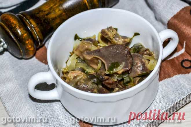 Тушеные куриные желудки. Рецепт с фото Далеко не все любят блюда из субпродуктов, предпочитая мясо в чистом виде, и совершенно зря. В куриных желудочках содержится значительный процент белка и совсем мало жира, что делает их незаменимыми в меню тех, кто следит за весом. Предлагаем простой рецепт тушеных куриных желудков с добавлением лука. Чтобы в готовом блюде они были мягкими, сначала отварите субпродукты в небольшом количестве воды до мягкости.
