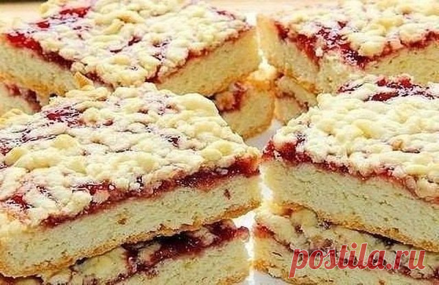 Тертый пирог к чаю - просто и вкусно!

Ингредиенты:

● Варенье
● 250 г маргарина или сливочного масла
● 2-2,5 стакана муки
● 1 стакан сахара
● 2 яйца
● 1 пакетик ванильного сахара
● 1 пакетик разрыхлителя

Приготовление:

1. Замороженное масло или маргарин натереть на терке.

2. Добавить все остальные компоненты кроме варенья.

3. Замесить однородное тесто. Полученное тесто разделить на 2 части. Одна часть побольше, вторая поменьше. Поместить большой кусок теста в холодиль...