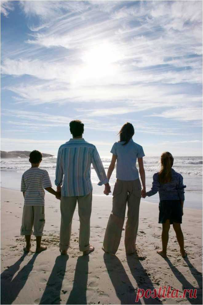 А может счастье нужно заслужить?Хорошими поступками и делом,А может по-другому нужно жить?Чтоб черное однажды стало белым...А может счастья нужно долго ждать?Не сетуя на мелкие проблемы,А может нужно просто доказать?Как жизни непростую теорему...А может счастье нужно приручить,Своей улыбкой, бодрым настроением,И собственное сердце научить,Ценить безмерно каждое мгновение!А может счастье где-то возле нас,И ждет, что мы к нему протянем руку,А мы проходим мимо сотни раз,Придумывая сложную науку!