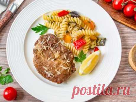 Свиные отбивные с пармезаном на Вкусном Блоге Апдейт фото к рецепту от 16.01.2010. В последнее время я подсела на жареную свинину. Просто на обжаренное с двух сторон мясо с солью и свежесмолотым перцем. Причем есть могу без всяких там гарниров и соусов. Сегодня  как раз купила отличный кусок свиной шеи и решила приготовить его на обед. Помимо…