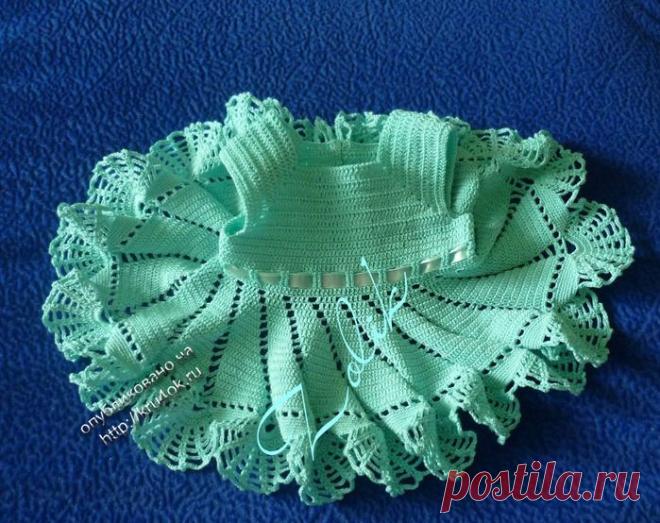 Вязаное крючком платье цвета мяты