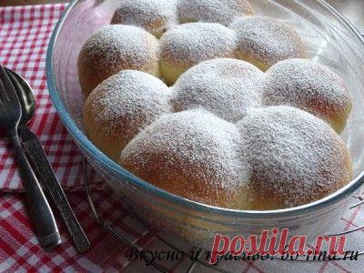 Вкусно и красиво!
булочки БУХТЕЛЬН с начинкой и ванильным соусом
250 мл тёплого молока
1 ч.л. без горки сухих дрожжей
60 гр сахара
2 ч.л. ванильного сахара
0.5 ч.л. соли
1 яйцо
60 гр мягкого сливочного масла
500-550 гр муки
Для начинки: 
любое варенье
или фруктовый мусс
или кусочки сочных мягких фруктов или ягод
Для ванильного соуса:
400 мл молока
0.5 пачки (20 гр) порошка для ванильного пудинга
или 20 гр крахмала и 1 пакетик ванильного сахара
2-3 ст.л. сахара