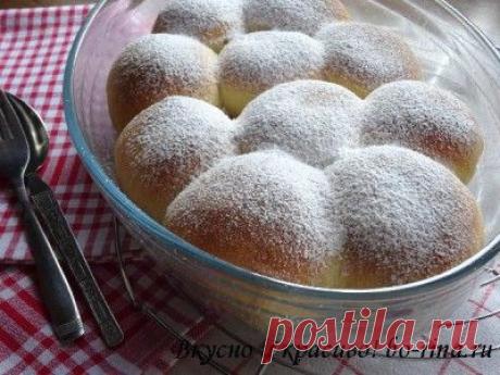 Вкусно и красиво!
булочки БУХТЕЛЬН с начинкой и ванильным соусом
250 мл тёплого молока
1 ч.л. без горки сухих дрожжей
60 гр сахара
2 ч.л. ванильного сахара
0.5 ч.л. соли
1 яйцо
60 гр мягкого сливочного масла
500-550 гр муки
Для начинки: 
любое варенье
или фруктовый мусс
или кусочки сочных мягких фруктов или ягод
Для ванильного соуса:
400 мл молока
0.5 пачки (20 гр) порошка для ванильного пудинга
или 20 гр крахмала и 1 пакетик ванильного сахара
2-3 ст.л. сахара