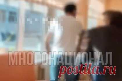 Угрожавшего детям со словами «клянусь Аллахом» мужчину сняли на видео в российской школе