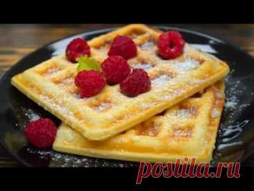 Вкуснейшие вафли на завтрак! Простой и быстрый рецепт !! Вафли:1 среднее яйцо2 ст.л. сахара (по вкусу)200 мл. кефира40 гр. сливочного масла 1 ч.л. разрыхлителя+/-150 гр. пшеничной муки Щепотка соли, ванильКурочка:1 куриное филе1 ст.л. растит. масла1 ст.л. лимонного сокаСпеции (розмарин, чеснок, перец)СольСендвичи:4 ломтика хлебаВетчинаСырЗелень