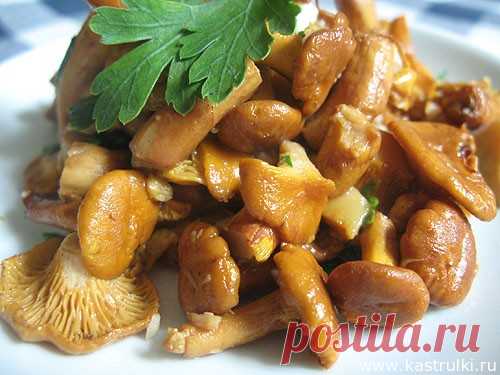 Лисички с чесноком и петрушкой