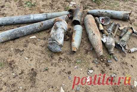 Силовики нашли оставленные ВСУ схроны с боеприпасами под Херсоном. В Херсонской области полицейские нашли оставленные Вооруженными силами Украины (ВСУ) схроны с боеприпасами. Силовики обследовали территории и заметили около поселка Чаплинка 93 головных взрывателя, три головных снаряда от установки «Град», три выстрела и три стартовых заряда от ручного противотанкового гранатомета.