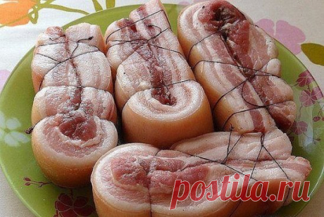 ВКУСНОЕ САЛО
Даже медики рекомендуют есть каждый день по кусочку сала, в нем содержатся полезные жирные кислоты.
Сало варенное в луковой шелухе, готовлю по этому рецепту сало несколько лет и всегда получается-объедение!
Свиное сало должно быть с обильными мясными прожилками, обычно на порцию беру кусок сала (можно грудинку-получится деликатес, как из магазина).
В кастрюле закипятить рассол
На 1 литр воды:
-0, 5 стакана граненного соли,
-горсть луковой шелухи (можно и луковицу еще, аромата бо