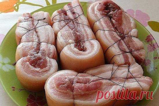 ВКУСНОЕ САЛО
Даже медики рекомендуют есть каждый день по кусочку сала, в нем содержатся полезные жирные кислоты.
Сало варенное в луковой шелухе, готовлю по этому рецепту сало несколько лет и всегда получается-объедение!
Свиное сало должно быть с обильными мясными прожилками, обычно на порцию беру кусок сала (можно грудинку-получится деликатес, как из магазина).
В кастрюле закипятить рассол
На 1 литр воды:
-0, 5 стакана граненного соли,
-горсть луковой шелухи (можно и луковицу еще, аромата бо