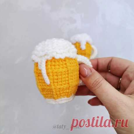 PDF Кружка Пива крючком. FREE crochet pattern; Аmigurumi toy patterns. Амигуруми схемы и описания на русском. Вязаные игрушки и поделки своими руками #amimore - брелок в виде кружки пива, пивная кружка, пиво для мужчин к 23 февраля.