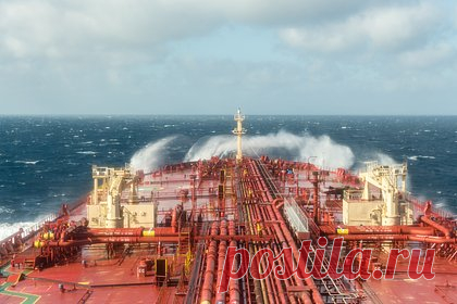 Крушение танкеров в Черном море объяснили сезонными штормами