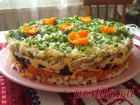Слоёный салат с черносливом 

Ингредиенты:

Отварная куриная грудка – около 300 г
Сырая морковь – 2 шт.
Чеснок раздавленный
Твердый сыр - 150 г
Соленый огурец – 2 шт.
Лук репчатый – 4 шт.
Отварные яйца – 2-3 шт.
Растительное масло
Майонез
Чернослив - 200 г

Салат выкладывается слоями:
1 слой отварная куриная грудка или свинина - мелкими кубиками около 300 грамм, промазать майонезом;

2 слой сырую морковь потереть на крупной терке, добавить раздавленный чеснок и поджарить н...