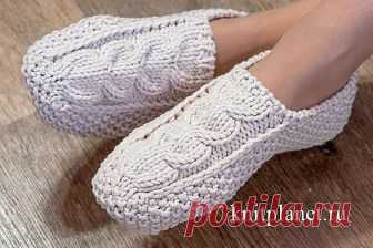 Следки-тапочки спицами Marta
Описание модели
Следки-тапочки связаны спицами узором Рис (Мох). Мысок связан узором Коса. По верхнему краю тапочек резинка 1 х 1. Тапочки вяжутся от резинки, затем мысок, боковая часть и подошва. Следки-тапочки вяжутся двумя спицами на леске. Но короткие носочные спицы вам все же пригодятся  для вязания косы и для вспомогательных операций. Есле вам удобнее, можно вязать на носочных спицах распределив петли так, как это показано на фотографии н...