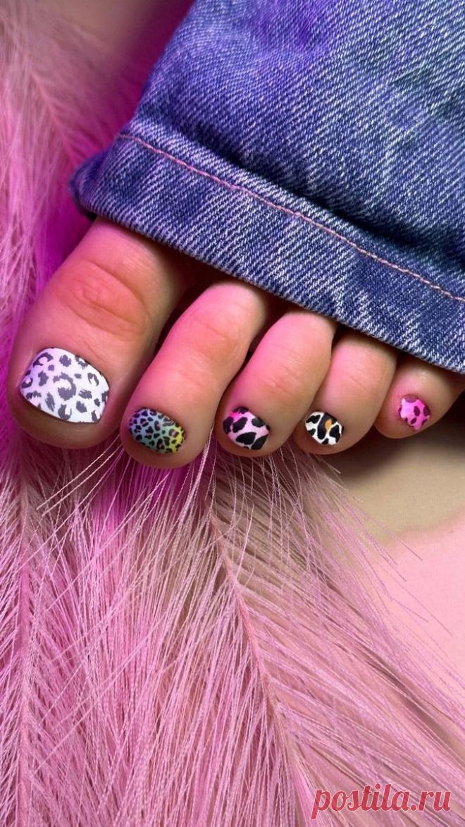 Педикюр с леопардовым принтом — это тенденция, которая существует уже довольно давно и не теряет своей актуальности. Если вы ищете тонкий прием добавить изюминку в свой образ или хотите сделать смелое заявление, педикюр с леопардовым принтом — идеальный способ выделить свои ногти.