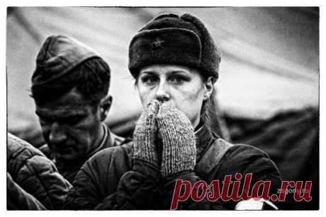 Воспоминания женщин о войне
“Лежит на траве Аня Кабурова… Наша связистка. Она умирает – пуля попала в сердце. В это время над нами пролетает клин журавлей. Все подняли головы к небу, и она открыла глаза. Посмотрела: “Как жаль, девочки”.