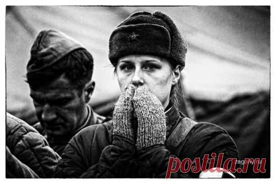 Воспоминания женщин о войне
“Лежит на траве Аня Кабурова… Наша связистка. Она умирает – пуля попала в сердце. В это время над нами пролетает клин журавлей. Все подняли головы к небу, и она открыла глаза. Посмотрела: “Как жаль, девочки”.
