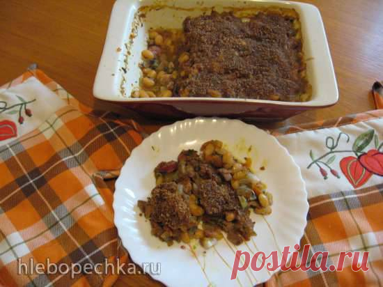 Блюдо из мяса и фасоли «По мотивам французского блюда кассуле» (духовой электрический шкаф) История гласит, что кассуле появилось на свет во время Столетней войны во Франции. Жители осажденного города области Лангедок, спасаясь от голода, разложили на площади костёр, установили огромный котёл и стали варить блю
