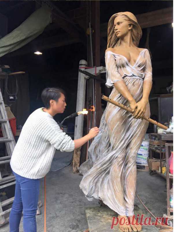 Скульптор по имени Луо Ли Ронг представила свое новое творение, которое 
просто поражает реалистичностью в завершенном состоянии. 

Закончив все этапы создания скульптуры и добавив последние штрихи при помощи раскраски, Луо удалось практически оживить свою работу.