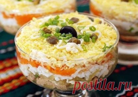Вкусный салат «Печёнкин» на обед 
Ингредиенты: 
350 гр куриной печени 
10 маринованных огурцов 
5 вареных яиц 
4 моркови 
4 луковицы 
200 гр натурального йогурта 
Сперва необходимо печень отварить, а затем натереть на крупной терке. 
Куриная печень более мягкая, её можно порезать мелкой соломкой. Огурчики нарезать мелкими кубиками. 
Морковь отварить и натереть на крупной терке. 
Лук порезать мелкими кубиками и спассировать на сковороде смазанной каплей масла до золотистого цвета. 
Яйца отварит