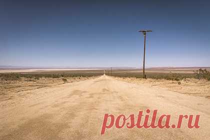 Пожилые супруги застряли в пустыне и погибли без воды, еды и горючего. Пожилого музыканта и его жену в США нашли мертвыми посреди пустыни. По всей видимости, пара погибла после того, как в их автомобиле закончилось топливо, и они не смогли выбраться. Умерший мужчина сидел на водительском кресле автомобиля, а его жена — облокотилась на заднее колесо. У них не было ни еды, ни воды.