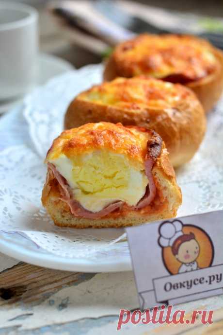 Яичница, запеченная в булочке с колбасой и сыром - Простые рецепты Овкусе.ру