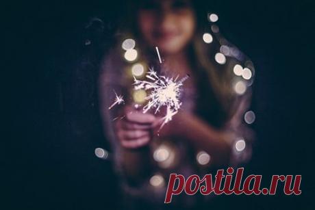 Россиянам назвали лучшую одежду для новогодней ночи. Стилист Екатерина Храмкова перечислила россиянам лучшую одежду, которую можно надеть в новогоднюю ночь. В первую очередь специалист посоветовала присмотреться к брюкам с пайетками, которые можно сочетать с базовой рубашкой или футболкой, а также с кедами. Кроме того, она порекомендовала добавить к своему образу перья.