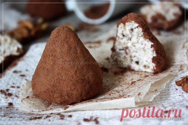 Творожные трюфели: полезнейший десерт! Приготовь на праздники! 

Итого на 100 грамм - 230 ккал: Белки - 15 Жиры - 9Углеводы - 25 

Ингредиенты:

• Творог обезжиренный - 5 ст. л
• Овсяные хлопья - 2 ст. л (мелкие) 
• Грецкие орехи - 2 ст. л
• Изюм - 2 ст.л
• Какао - 3 ст. л
• Подсластитель - по вкусу

Приготовление:

Положить овсянку, изюм(предварительно запаренный и подсушенный) и орехи в блендер. Измельчить в крошку. Добавить творог и тщательно перемешать. Сформировать в ...