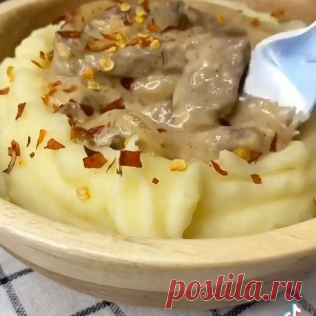 Поясню сразу, что это один лишь из вариантов приготовления этого блюда, а их существует множество👌🏻

Бефстроганов!

Ингредиенты:
говядина-500 г
лук-1 шт. (бол)
сметана-3 ст.л.
томат.паста-1 ч.л.
горчица-1 ч.л.
мука-1 ст.л.
вода-150 мл.
соль, перец чёрный

Мясо нарезаем на тонкие ломтики, обжариваем на раскалённом масле небольшими порциями по 2-3 минуты.
Далее обжариваем лук до мягкости.
Можно добавить немного муки, так соус получится гуще и сметана точно не свернётся в п...
