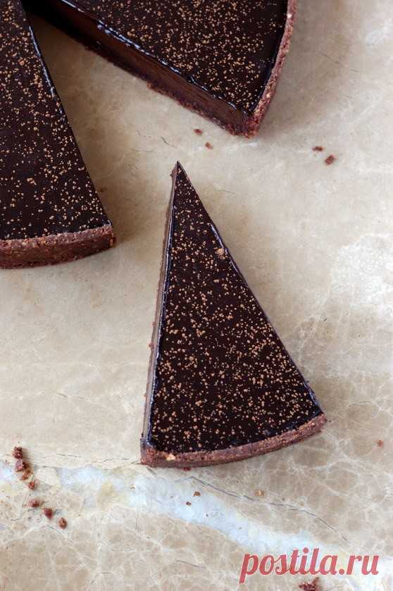 Шоколадный тарт Ханса Овандо В последнее время меня часто спрашивают о моей кондитерской учёбе. Чтобы каждый раз не повторяться, я решила написать отдельный пост. А когда села писать, поняла, что очень соскучилась по рецептам, которых здесь давно не было. Поэтому сегодня покажу вам тарт из школьной программы, а свои…