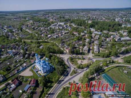 Михайло-Архангельская (Благовещенская) церковь. Построена в 1864 году на месте сгоревших в 1742 году церквей Благовещения и Михаила Архангела XVII века постройки. До 1995 г. Благовещенская церковь оставалась единственным действующим храмом в Торжке.  |  Борисоглебский монастырь в Торжке с квадрокоптера - Летопись Русской Усадьбы