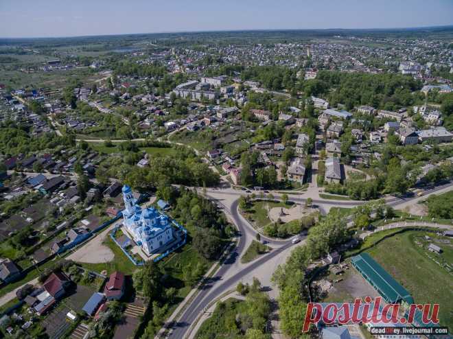 Михайло-Архангельская (Благовещенская) церковь. Построена в 1864 году на месте сгоревших в 1742 году церквей Благовещения и Михаила Архангела XVII века постройки. До 1995 г. Благовещенская церковь оставалась единственным действующим храмом в Торжке.  |  Борисоглебский монастырь в Торжке с квадрокоптера - Летопись Русской Усадьбы