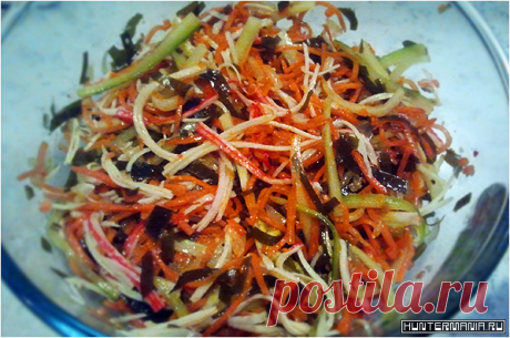 Салат с морской капустой, морковью по-корейски и крабовыми палочками (рецепт) • HUNTERMANIA Очень простой салат для тех, кто любит «быстрые» рецепты. Все ингредиенты можно купить в магазине уже в готовом виде. Дополнительной обработки ингредиенты не требуют. Нарезал, смешал и ешь! Ингредиенты Крабовые палочки — 130 г Морская капуста — 200 г Морковь по-корейски — 150 г Огурцы — 2 штуки Оливковое масло по вкусу Приготовление 1. Крабовые палочки […]