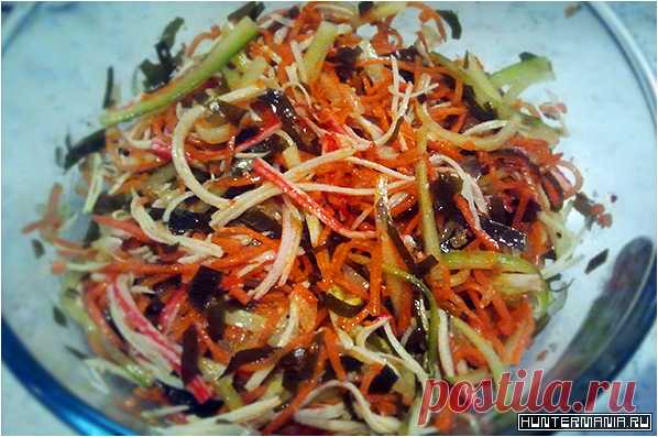 Салат с морской капустой, морковью по-корейски и крабовыми палочками (рецепт) • HUNTERMANIA Очень простой салат для тех, кто любит «быстрые» рецепты. Все ингредиенты можно купить в магазине уже в готовом виде. Дополнительной обработки ингредиенты не требуют. Нарезал, смешал и ешь! Ингредиенты Крабовые палочки — 130 г Морская капуста — 200 г Морковь по-корейски — 150 г Огурцы — 2 штуки Оливковое масло по вкусу Приготовление 1. Крабовые палочки […]