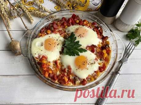 Яичница «Фламенко»Ингредиенты: - Яйца куриные – 3 шт. - Острые баварские колбаски – 3 шт. - Лук репчатый – 1/2 шт. - Чеснок – 2 зубчика. - Помидоры средние – 2 шт. - Фасоль стручковая – 50 г. - Фасоль консервированная – 50 г. - Кукуруза консервированная – 50 г. - Перец острый – 1 стручок. - Перец болгарский – по желанию. - Паприка сухая – 1/2 ч. л. - Сахар, соль – по вкусу.Приготовление:1. ...