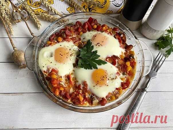 Яичница «Фламенко»Ингредиенты: - Яйца куриные – 3 шт. - Острые баварские колбаски – 3 шт. - Лук репчатый – 1/2 шт. - Чеснок – 2 зубчика. - Помидоры средние – 2 шт. - Фасоль стручковая – 50 г. - Фасоль консервированная – 50 г. - Кукуруза консервированная – 50 г. - Перец острый – 1 стручок. - Перец болгарский – по желанию. - Паприка сухая – 1/2 ч. л. - Сахар, соль – по вкусу.Приготовление:1. ...