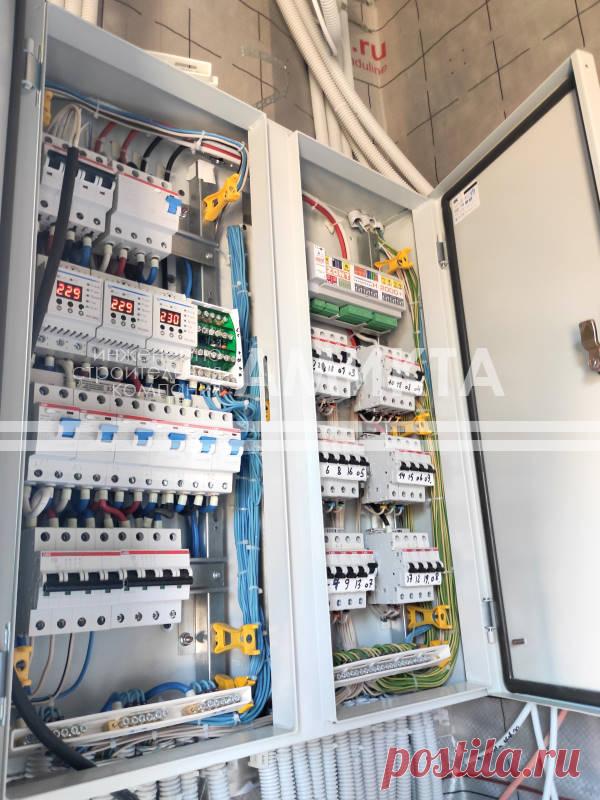 На фото - монтаж электрощита с установкой настенного корпуса и электрощитового оборудования: реле напряжения, автоматических однополюсных и четырехполюсных выключателей, выключателей дифференциального тока с установкой на комплектные шины на двенадцать модулей #амикта #электрика #монтаж #электромонтаж . Электрика каркасного дома - https://amikta.ru/elektrika/