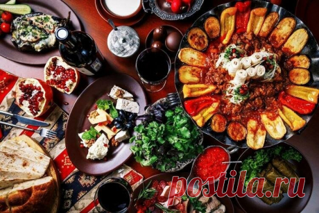 Армянские блюда: 20 самых вкусных рецептов армянской кухни Армянские кулинарные традиции очень древние, и многие обычаи остаются неизменными уже несколько тысяч лет. Блюда острые и пряные, очень ароматные и с большим количеством овощей. Обычно они подаются с лавашом, испеченном в глиняной печи тонире. Делимся 20 самыми вкусными рецептами армянской кухни! 1. Кюфта. Шарики из отбитого и вареного мяса со специями. Тебе понадобится: 700 г говядины, 1 луковица, специи, 50 мл мо...