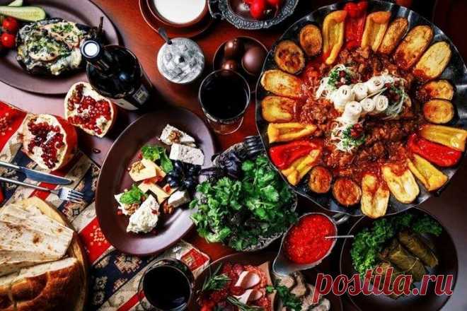 Армянские блюда: 20 самых вкусных рецептов армянской кухни Армянские кулинарные традиции очень древние, и многие обычаи остаются неизменными уже несколько тысяч лет. Блюда острые и пряные, очень ароматные и с большим количеством овощей. Обычно они подаются с лавашом, испеченном в глиняной печи тонире. Делимся 20 самыми вкусными рецептами армянской кухни! 1. Кюфта. Шарики из отбитого и вареного мяса со специями. Тебе понадобится: 700 г говядины, 1 луковица, специи, 50 мл мо...