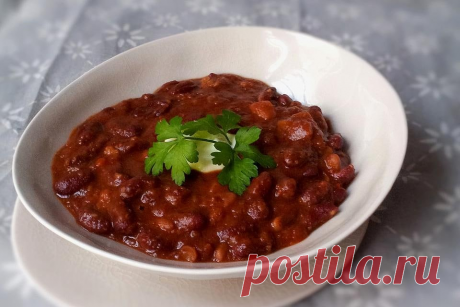 Безумное сочетание мяса и шоколада — чили кон карне, от которого едоков за уши не оттащишь  😋
Ингредиенты:
Говядина — 600 г Лук — 2 шт.
Морковь — 1 шт.
Сладкий перец — 2 шт Помидоры — 4 шт.
Чеснок — 3 зубчика Сахар — 1 ст. л. Куриный бульон — 200 мл Паприка — 1 ч. л. Сливочное масло — 50 г Мука — 2 ст. л Молоко — 250 мл Сливки — 100 мл Шоколадные чипсы — 150 г Чили — по вкусу Орегано — по вкусу Соль, молотый черный перец — по вкусу Растительное масло — для жарки
Приготовление:
1. Подготовьте и…